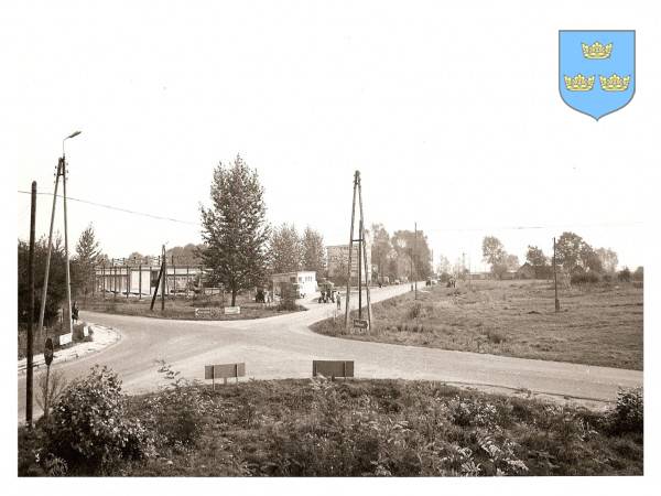 : Skrzyżowanie dróg do Chliny i Woli Libertowskiej w południowej części Żarnowca. Widok od strony zachodniej.